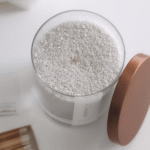 Kvapni miltelinė žvakė stikle „Breeze“ – 160 g (su metaliniu dangteliu)