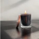 Bekvapė miltelinė žvakė stikle – Black, 160 g (rankų darbo)