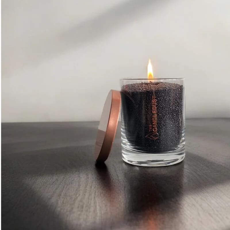 Bekvapė miltelinė žvakė stikle – Black, 160 g (rankų darbo)