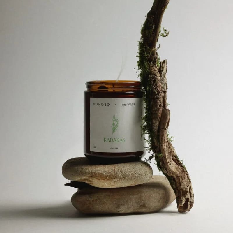 Kadagių kvapo sojų vaško žvakė (rankų darbo)