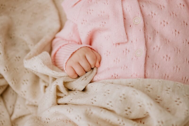 LOVE merino vilnos dovanų rinkinys kūdikiui – antklodė, kombinezonėlis ir kepurėlė